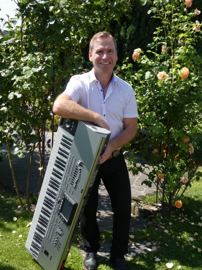 Guido Heidenreich am Keyboard im Garten